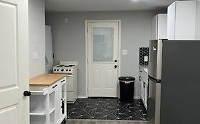 Cozy 1 Bed Close To Downtown